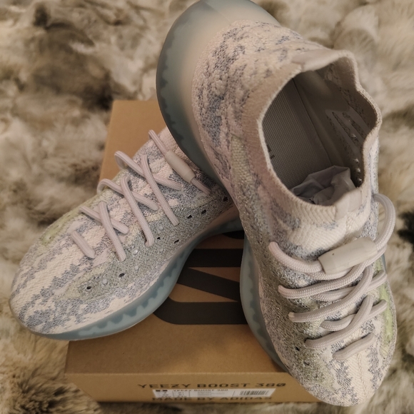 Yeezy boost 380 size 7 men's 8 women, Alien Blue color - Picture 2 of 5